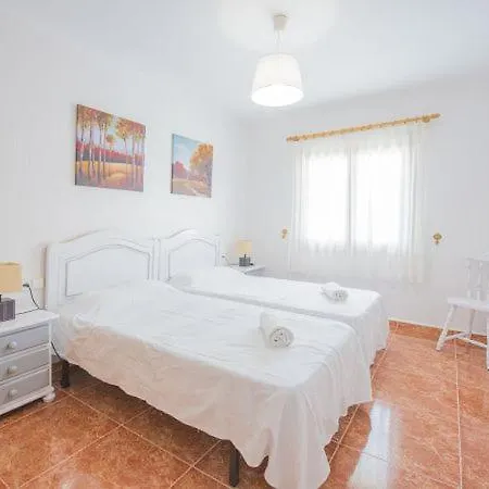 Вилла Sleeps 8 Pool